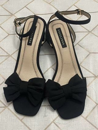 Sandalias negras con lazo