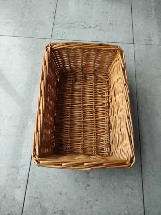 Cesta de mimbre artesanal