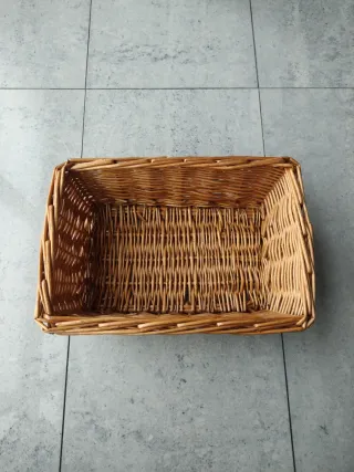 Cesta de mimbre artesanal