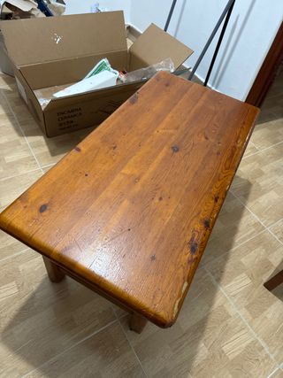 Mesa de salón de madera