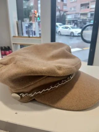 Boina marrón con cadena plateada
