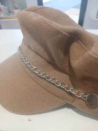 Boina marrón con cadena plateada