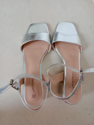 Tacones plateados talla 40.
