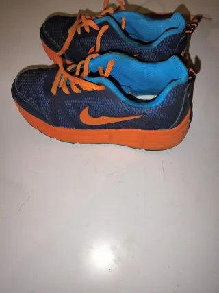 Scarpe da ginnastica blu e arancioni