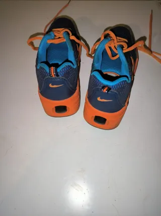Scarpe da ginnastica blu e arancioni