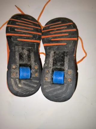 Scarpe da ginnastica blu e arancioni