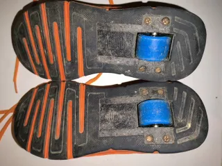 Scarpe da ginnastica blu e arancioni
