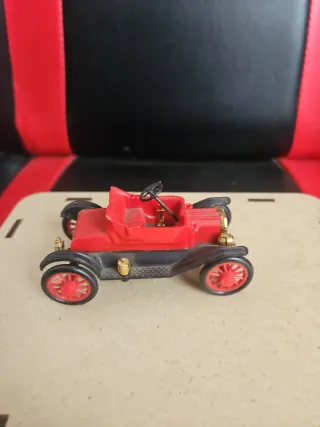 Coche de juguete antiguo rojo