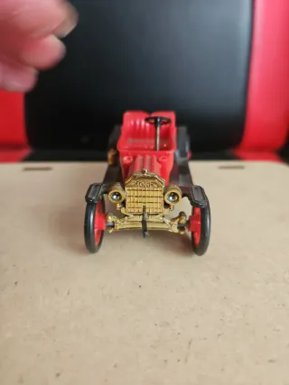 Coche de juguete antiguo rojo