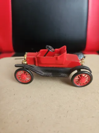 Coche de juguete antiguo rojo