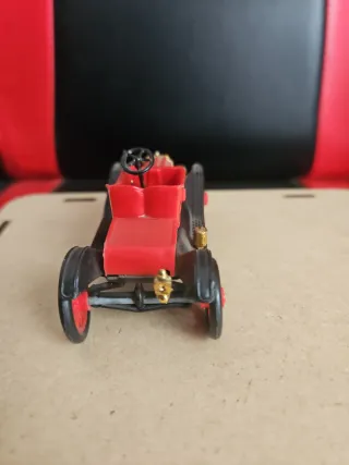 Coche de juguete antiguo rojo