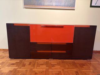 Aparador salón madera y cristal naranja