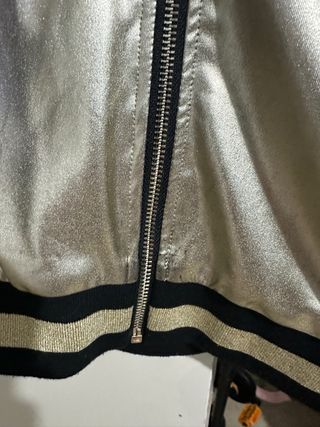 Chaqueta Guess Dorada y Negra