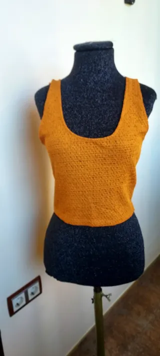 Blusa de tirantes bordada beige y blanca