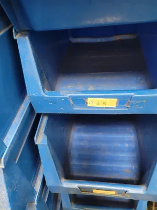 31 Gavetas de plástico azul y verde