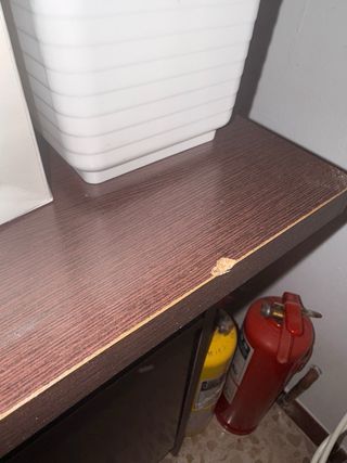 Escritorio de madera marrón