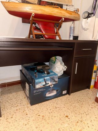 Escritorio de madera marrón