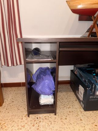 Escritorio de madera marrón