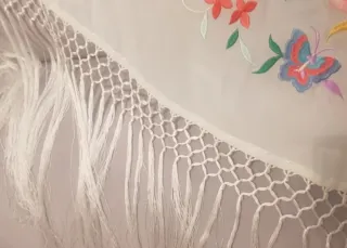 Mantoncillo blanco bordado flores