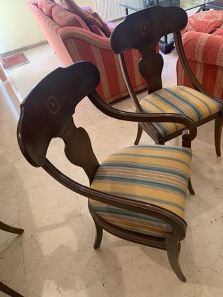 Sillón de madera con tapizado a rayas