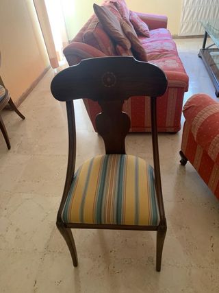 Sillón de madera con tapizado a rayas