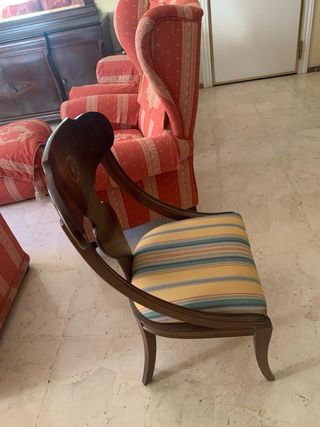 Sillón de madera con tapizado a rayas