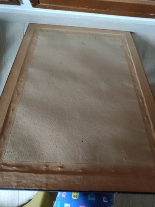 Disegno a carboncino di una strada con edifici antichi