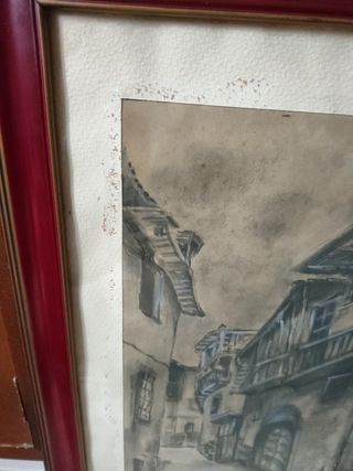 Disegno a carboncino di una strada con edifici antichi