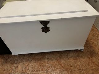 Baúl antiguo blanco y dorado