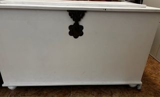 Baúl antiguo blanco y dorado