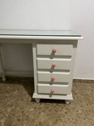 Escritorio blanco con tapa de cristal