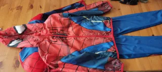 Disfraz y cortavientos Spiderman