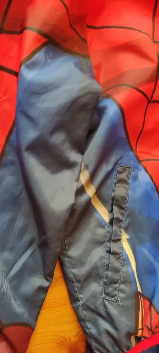 Disfraz y cortavientos Spiderman