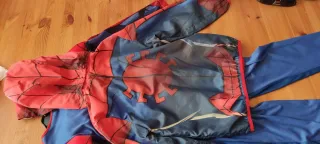 Disfraz y cortavientos Spiderman