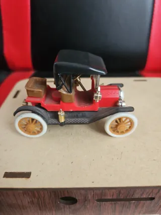 Coche de juguete antiguo rojo