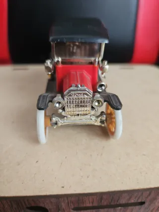 Coche de juguete antiguo rojo