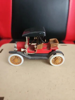 Coche de juguete antiguo rojo