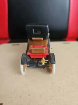 Coche de juguete antiguo rojo