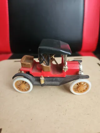 Coche de juguete antiguo rojo