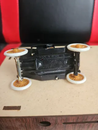 Coche de juguete antiguo rojo