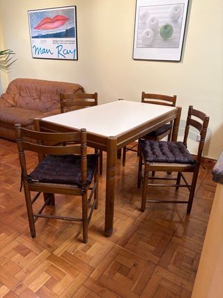 Mesa de cocina con 4 sillas