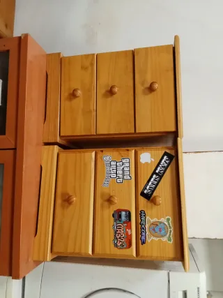 Dos mesitas de madera