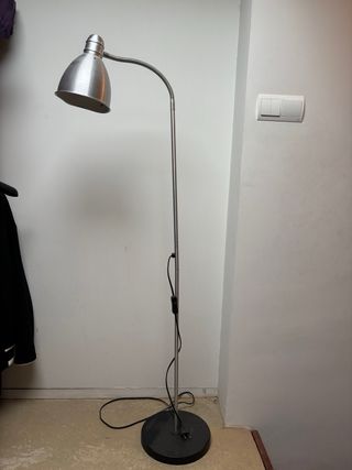 Lámpara de pie IKEA metálica