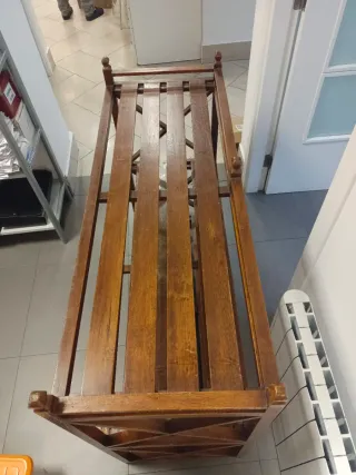 Estantería de madera maciza