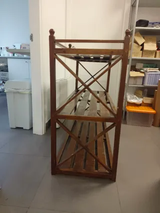 Estantería de madera maciza