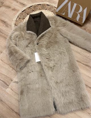 Abrigo reversible de pelo viral de Zara XS