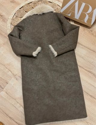 Abrigo reversible de pelo viral de Zara XS