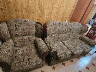 Sillones de tela con detalles de madera