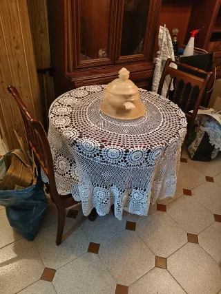 Sillones de tela con detalles de madera