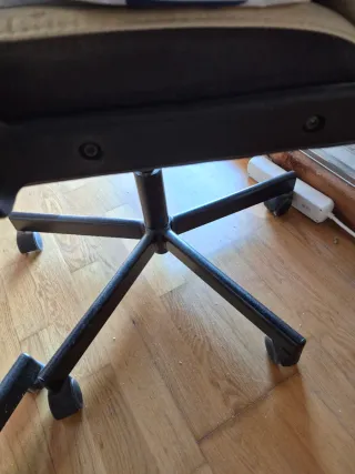 Silla de escritorio beige y negro.